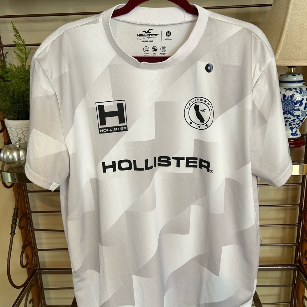 NEW Hollister sport shirt. No tags. No flaws. Medium.